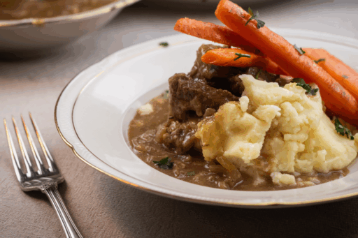 Runderstoof Met Donker Bier, Gekarameliseerde Wortel En Romige Puree